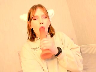 Amateur preggo hoe toys her pussy close up in fetish solo