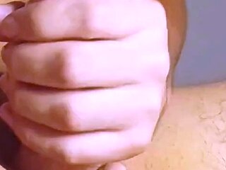 Mi boyfriend sends me a video masturbating and cums a lot