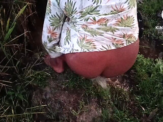 Desi gaon ki bhabhi bathroom karne gaya hai