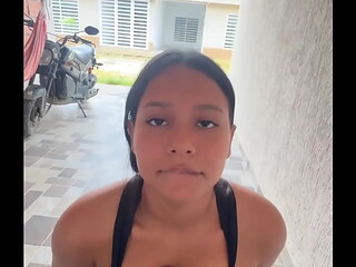 colombiana cachonda le saca el pene a su novio en la calle y se lo mama