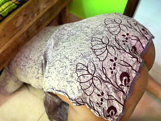 Sabrita ne Bistar ki under fas gya jab unki gar safai kar rahi tha - Indian Hot Stuck under bed when she was clean room