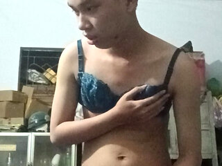 Young men wear underwear, bras, lace socks, and 6cm high heels to masturbate