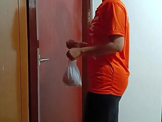 Bhooki Pyaasi Swiggy Delivery Girl Bache Ko V Nahi Choda