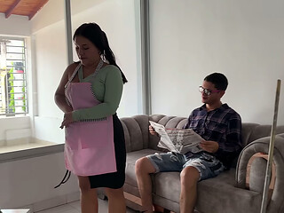Follando duro a la puta de la sirvienta de la casa, mientras mi esposa sale de compras, termino d&aacute_ndole toda mi jugosa leche en su apretado y grande culo.