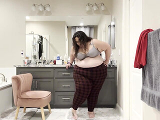 Two Temptations: Plump Paradise Fashion Fiesta (wmv)