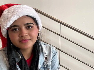 Peque&ntilde_a latina pens&oacute_ que iba a una sesi&oacute_n de fotos navide&ntilde_a y termin&oacute_ haciendo una pel&iacute_cula porno de navidad