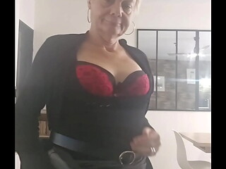 Coucou mes loulous aujourd'_hui c'_est mon anniversaire votre milf mature pr&eacute_f&eacute_r&eacute_