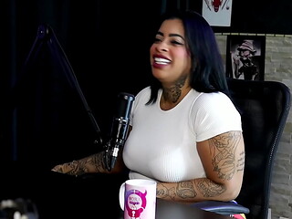 Explicou a diferen&ccedil_a entre Garota de Programa e Criadora de Conte&uacute_do, foi compliado se expor na internet, enganou o ex, e o fetiche... - Marcelly Mello (SHEER/RED)