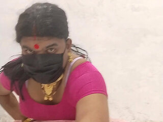 The lonely boy wore a mother's saree at home and had the pleasure of having sex at home in a belly bra