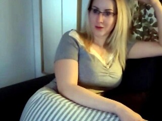 Blonde babe with a big ass and boobs masturbates
