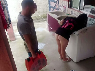 Dona de casa casada paga t&eacute_cnico de m&aacute_quina de lavar com a bunda enquanto marido esta fora