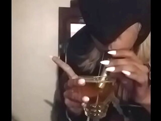 Bebiendo copa de orina con popote llena a tope