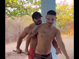 Chamei os amigos pra jogar sinuca e me fizeram pegar em seus tacos. - Free