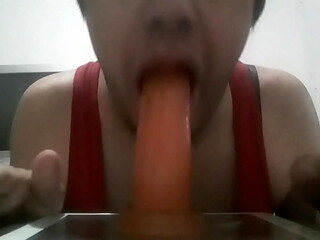 Chupando el juguete de mami 7