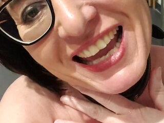 Julie Squirts 9 Seconds Hard Jet