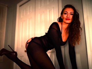 Brunette Solo Webcam Masturbation