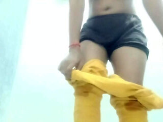 indian desi girl hot sexi video , desi girl ne apni chuchi bathroom me dikhai