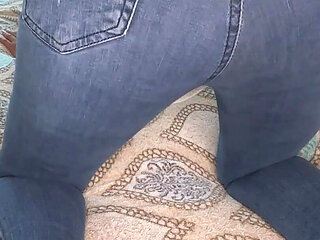 Stinky Farting Queen in Tight Blue Jeans