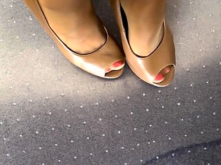 Amateur Foot Fetish Girlfriend Sucks and gives a Footjob