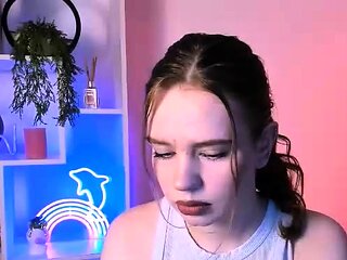 Webcam brunette solo masturbation