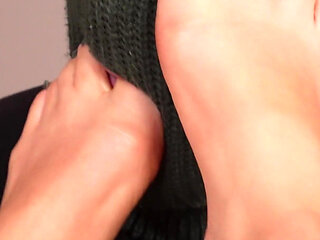 4K Foot Worship and Foot Gagging From Hot Blonde Goddess with Long Green Toenails