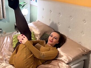 Naked amateur milf masturbates shaved pussy