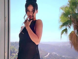 Kama Oxi goes on all fours to keep her man horny AF