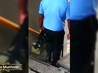 Baixinho segue o motorista de &ocirc_nibus at&eacute_ o parque e da pra ele