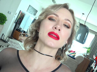 685 She Definitely Looks Like a Woman on the Prowl