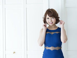 Japanese mom hides her beauty under the blue dress