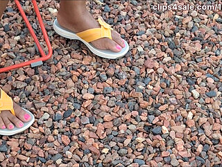 Ebony MILF Shiney Thighs Legs N Pretty Pink Toes