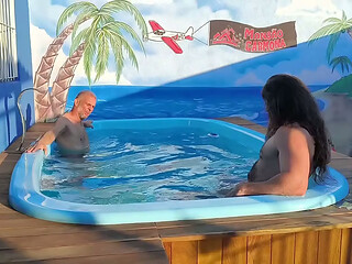 peguei no ato meuPai dando uns pegas no amigo dele na piscina