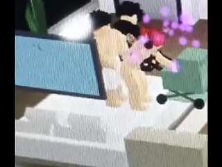Espiando a gente en roblox mientras cogen