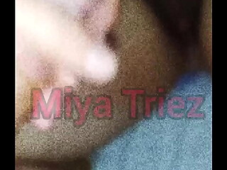 Miya Triez - Corno Chifrudo Batendo Punheta!