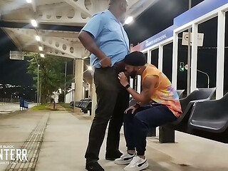 Pega&ccedil_&atilde_o no ponto de &ocirc_nibus com motorista