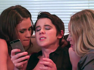 Threesome lesbians double pussy fingering