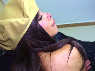La chica scout de la tropa 69 me demuestra sus habilidades y le doy leche en sus galletas