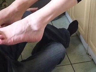 Foot worship in the kitchen for a Milf