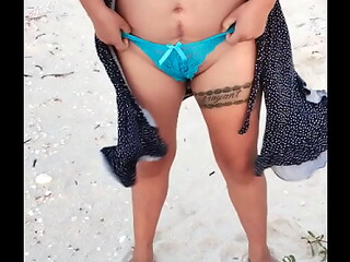 Exhibiendome en playa mexicana muestro las tetas y el culo