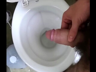 Peludo gozando na privada bem gostoso