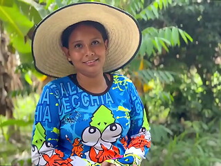 campesina inocente es follada a cambio de unas gallinas