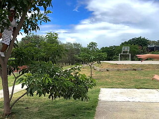 Veo a un peque&ntilde_o enano montado en un &aacute_rbol vi&eacute_ndome haciendo ejercicio y me invita a su apartamento para follarme hasta venirse dentro de mi y termina en mi culo estrecho.