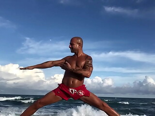THE BEACH BODY PORNSTAR MAXXX LOADZ  DOING A SPLIT AT THE BEACH