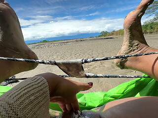 bebes me vine a la playa a masturbarme y un chico me estaba grabando