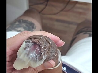 GOZANDO DENTRO DA CAMISINHA - FETICHE