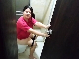 Espi&oacute_ a mi hermanastra en el ba&ntilde_o y me obliga a follarle el culo grande
