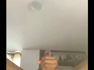 Mira como me sale la leche en c&aacute_mara lenta, necesito meterla en tu culo