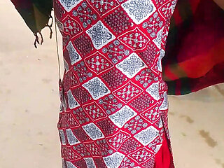 Ghar me jakar kiss kiya bhabhi Ko gao ke ladke ne