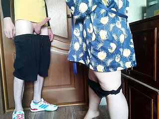 Mature Ukrainian MILF Gives Handjob Cumshot to Virgin Delivery Guy