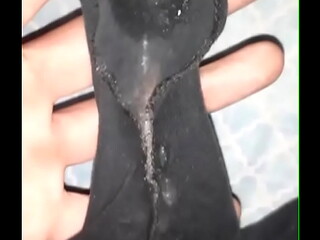 Fetiche oliendo calzones de mi hermana